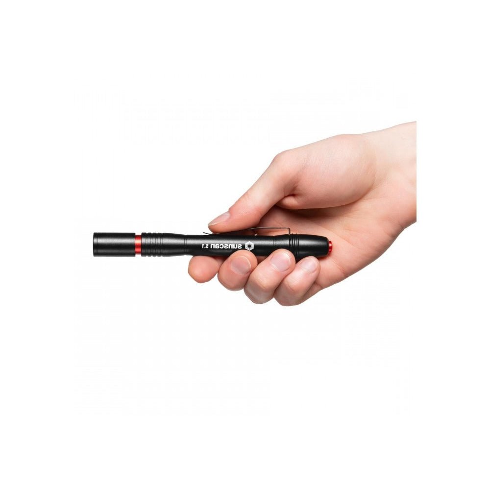 Mactronic Sunscan 5.1 Penlight zwischen den Fingern gehalten, mit roten Ringen