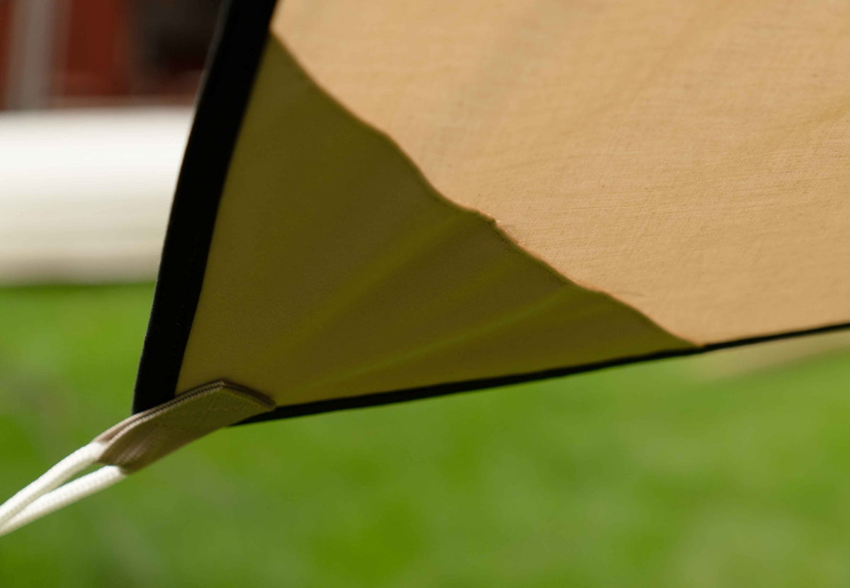 CanvasCamp Malu Vordach, Ecke mit schwarzem Rand und Schlaufe für die Abspannleine