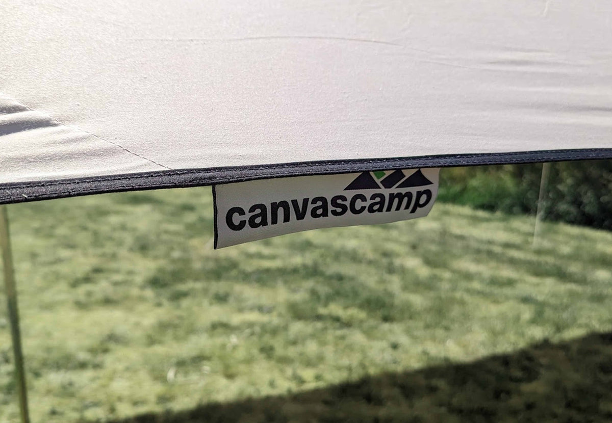CanvasCamp Malu Vordach, Rand mit CanvasCamp Etikett aus der Nähe