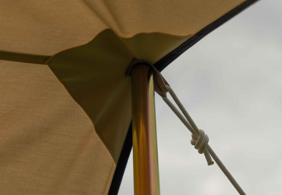 CanvasCamp Malu Vordach, Ecke an der Stange mit Abspannleine und Knoten