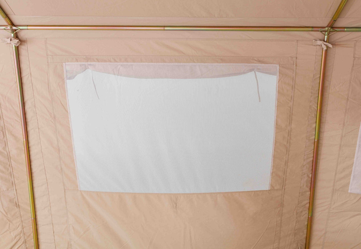 CanvasCamp Mess Pfadfinderzelt Traveller, Fenster von innen zwischen den Metallstangen