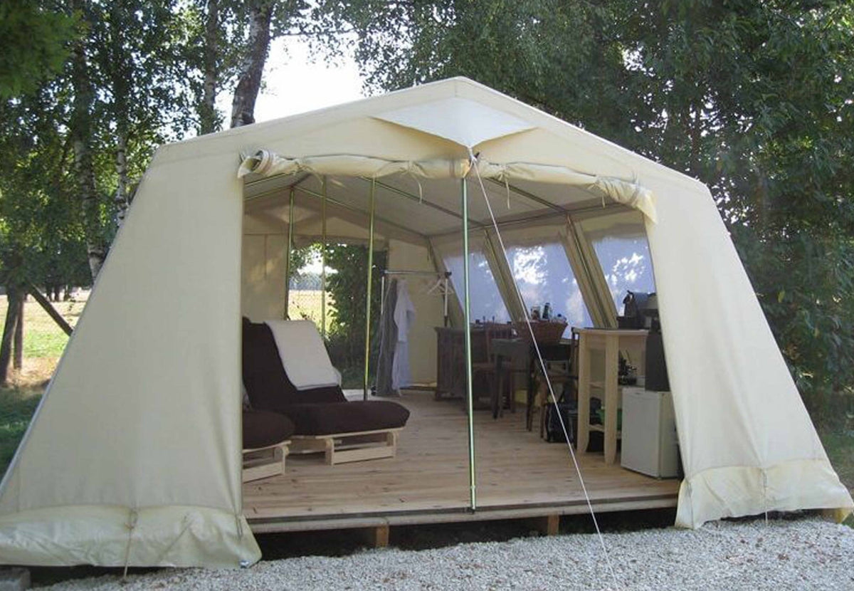 CanvasCamp Mess Pfadfinderzelt Traveller eingerichtet mit Loungesessel auf einer Holzplattform