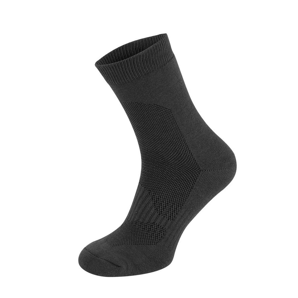 Mil-Tec CoolMax Socken, schwarze Socke von der Seite mit atmungsaktivem Strickmuster