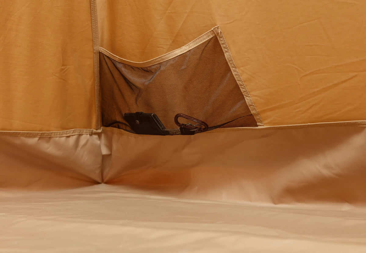 CanvasCamp Oryx von innen, Staufach in der Zeltwand über dem hochgezogenen Bodenrand