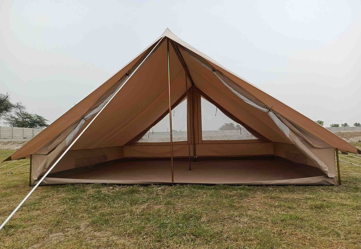 CanvasCamp Patrol Traveller auf dem Gras mit offener Vorderseite und Blick auf die hinteren Fenster