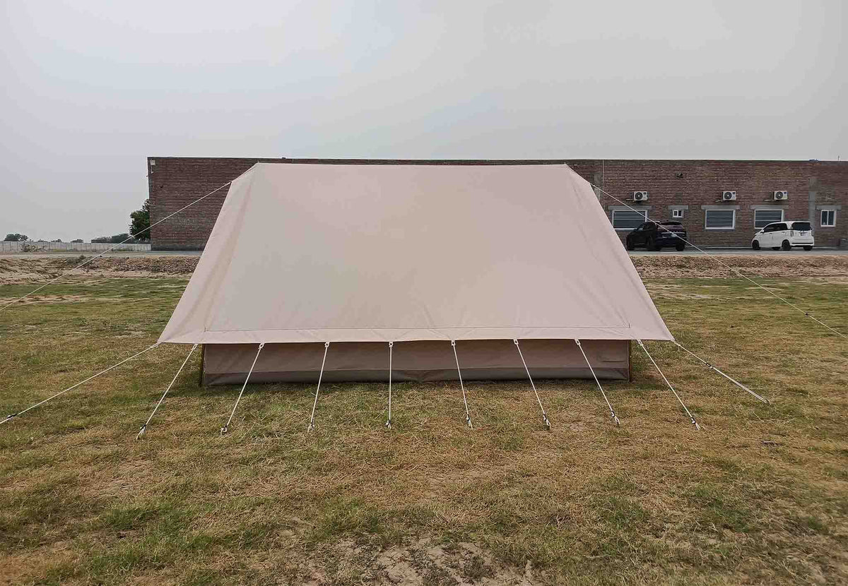 CanvasCamp Patrol Traveller auf dem Gras, Seitenansicht mit dem Dach und den Abspannleinen