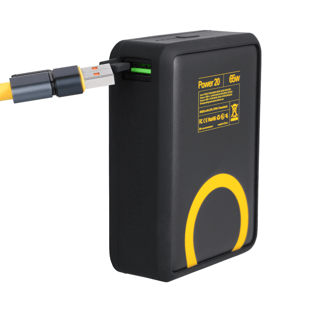 WakaWaka Power 20 mit einem gelben Kabel im USB-A-Anschluss, Rückseite mit gelbem Kreis