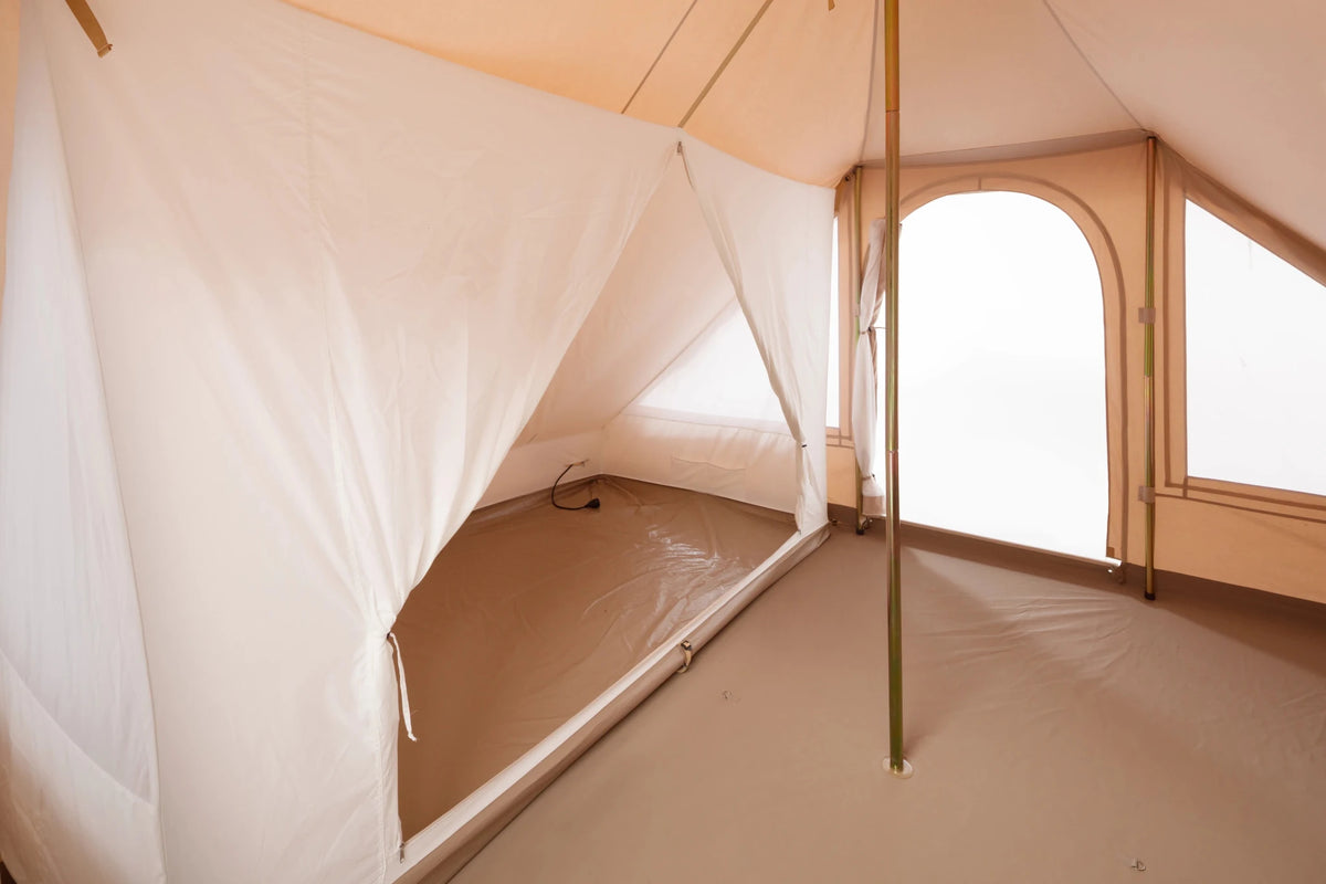 CanvasCamp Roman Traveller von innen mit einem weißen Innenzelt an der Seite