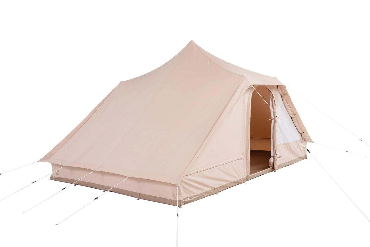 CanvasCamp Roman Traveller schräg von der Seite mit halb offener Tür und Abspannleinen