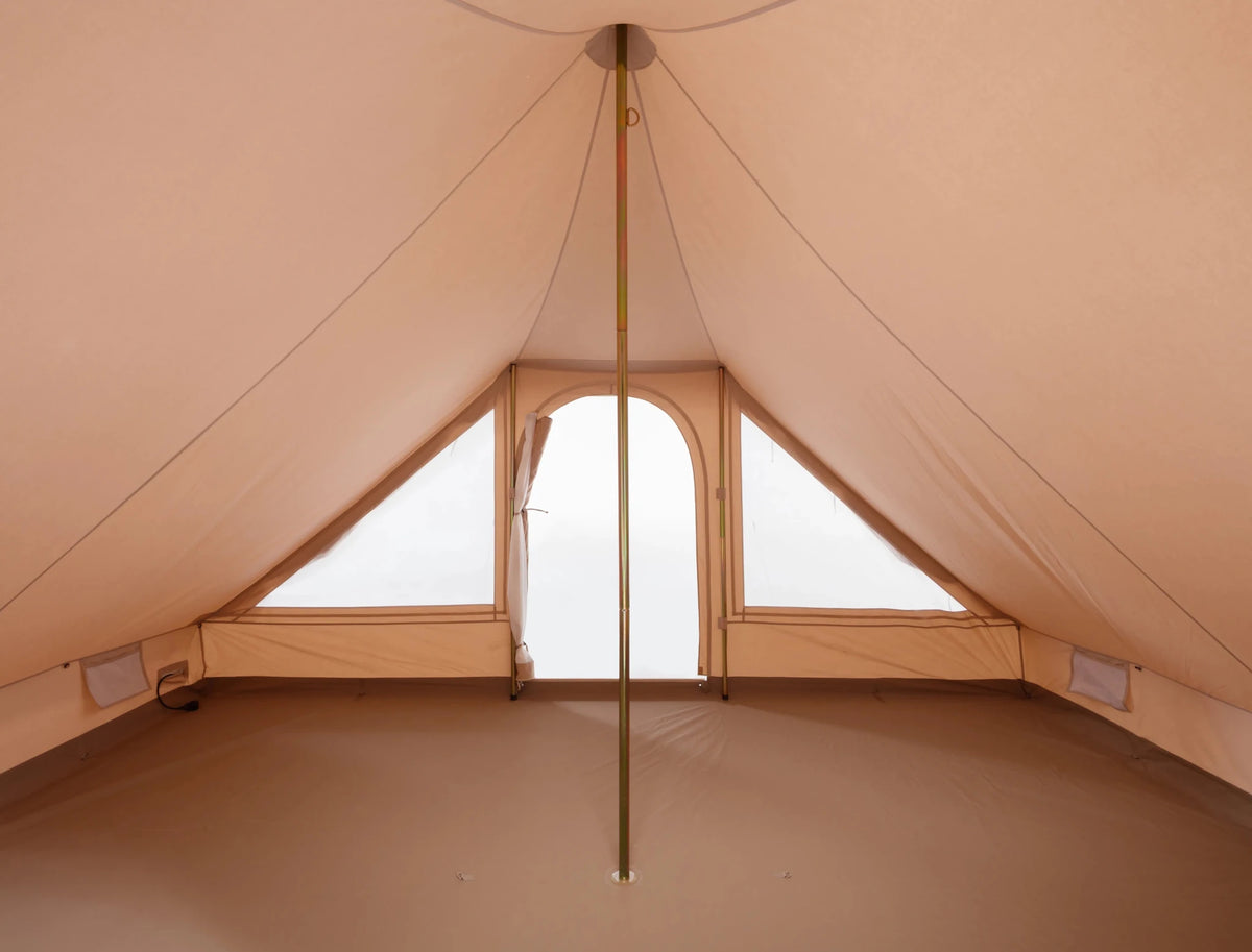 CanvasCamp Roman Traveller von innen mit Mittelstange und Fenstern in der Rückwand