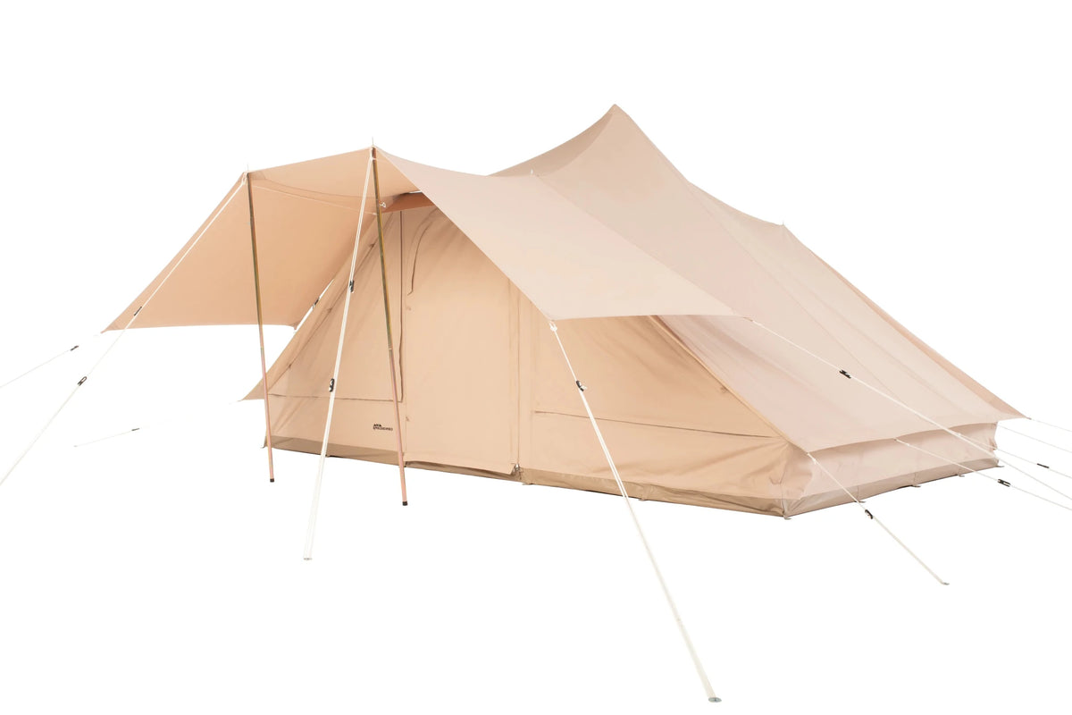 CanvasCamp Roman Traveller schräg von der Seite mit dem Vordach auf Stangen aufgestellt