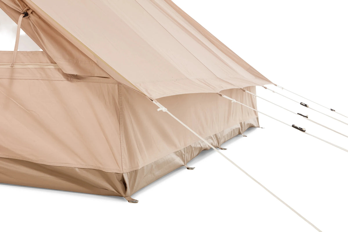 CanvasCamp Roman Traveller, Detail der Rückseite mit Dachkante und Abspannleinen