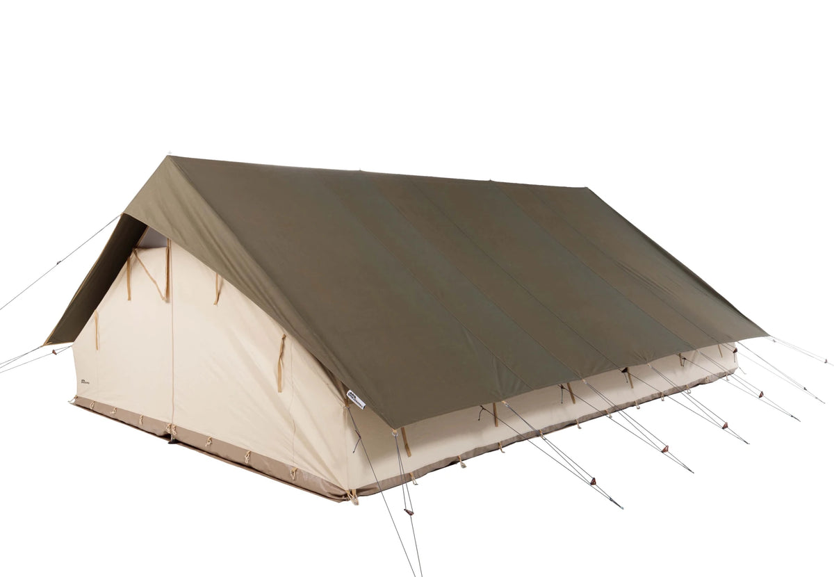 CanvasCamp Apex 4 x 6 mit dunkel graubraunem Dach schräg von der Seite, Abspannleinen verankert