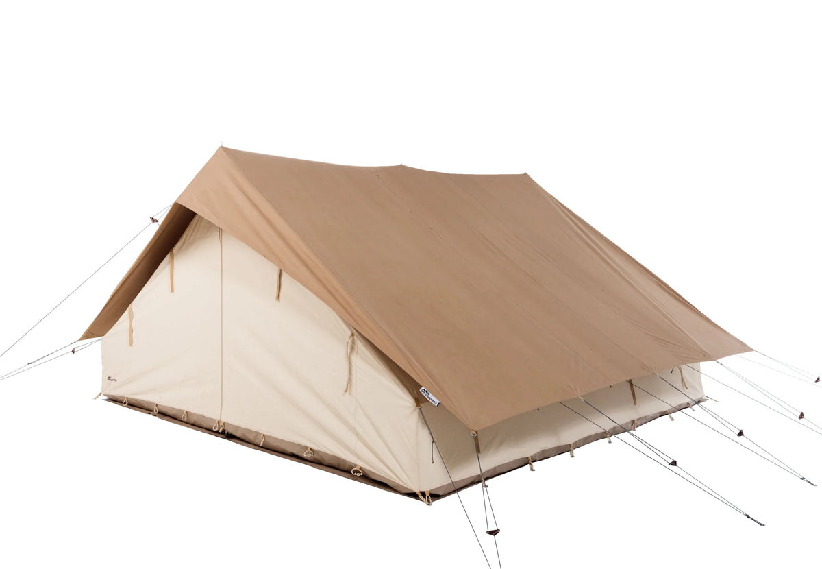 CanvasCamp Apex 4 x 6 schräg von der Seite mit überstehendem sandfarbenem Dach und Abspannleinen