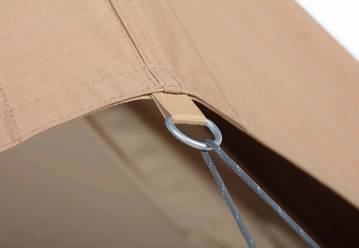 CanvasCamp Apex 4 x 6 Detail der Dachkante mit Metallring und Abspannleine
