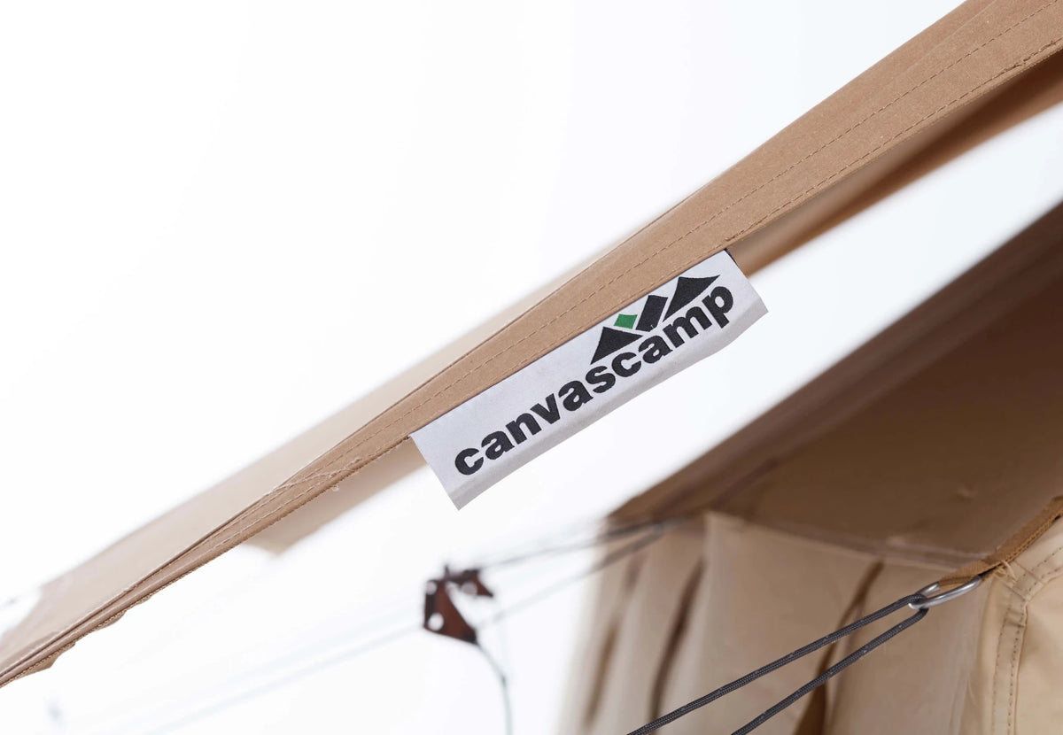 CanvasCamp Apex 4 x 6 Dachkante mit CanvasCamp Etikett und einem Leinenspanner an der Abspannleine