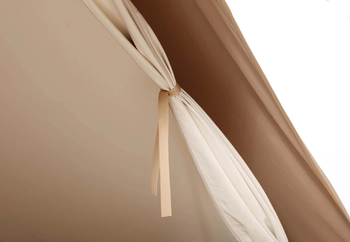 CanvasCamp Apex 4 x 6 aufgerollte Türklappe, mit einem Stoffband festgebunden