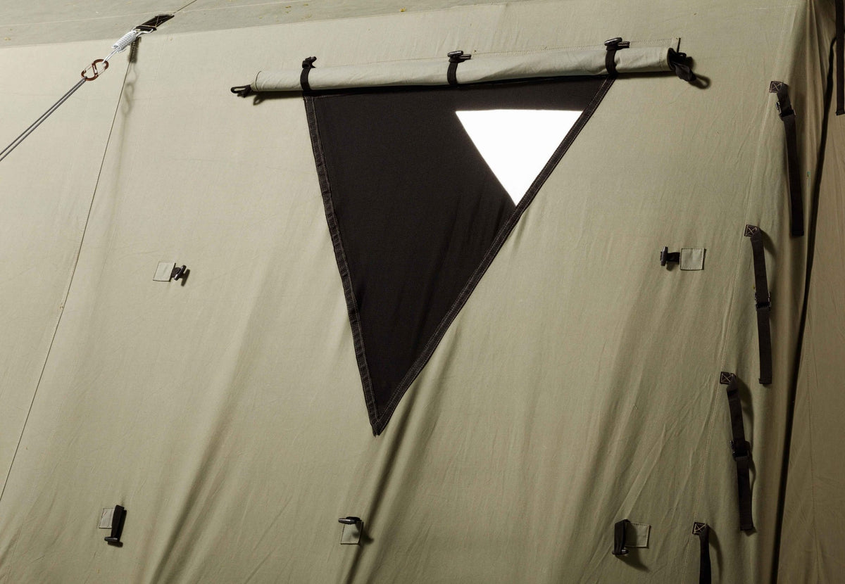 CanvasCamp Mess Apex 5 x 6 Detail eines dreieckigen Fensters mit schwarzer Klappe in der Seitenwand