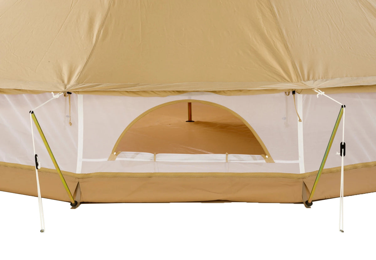 CanvasCamp Short Guy Poles am Dachrand eines Glockenzelts mit hochgerollter Seitenwand