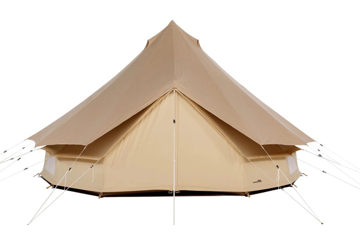 Sibley Fly All Season Schutz in Beige über dem Dach eines Glockenzelts, Vorderansicht