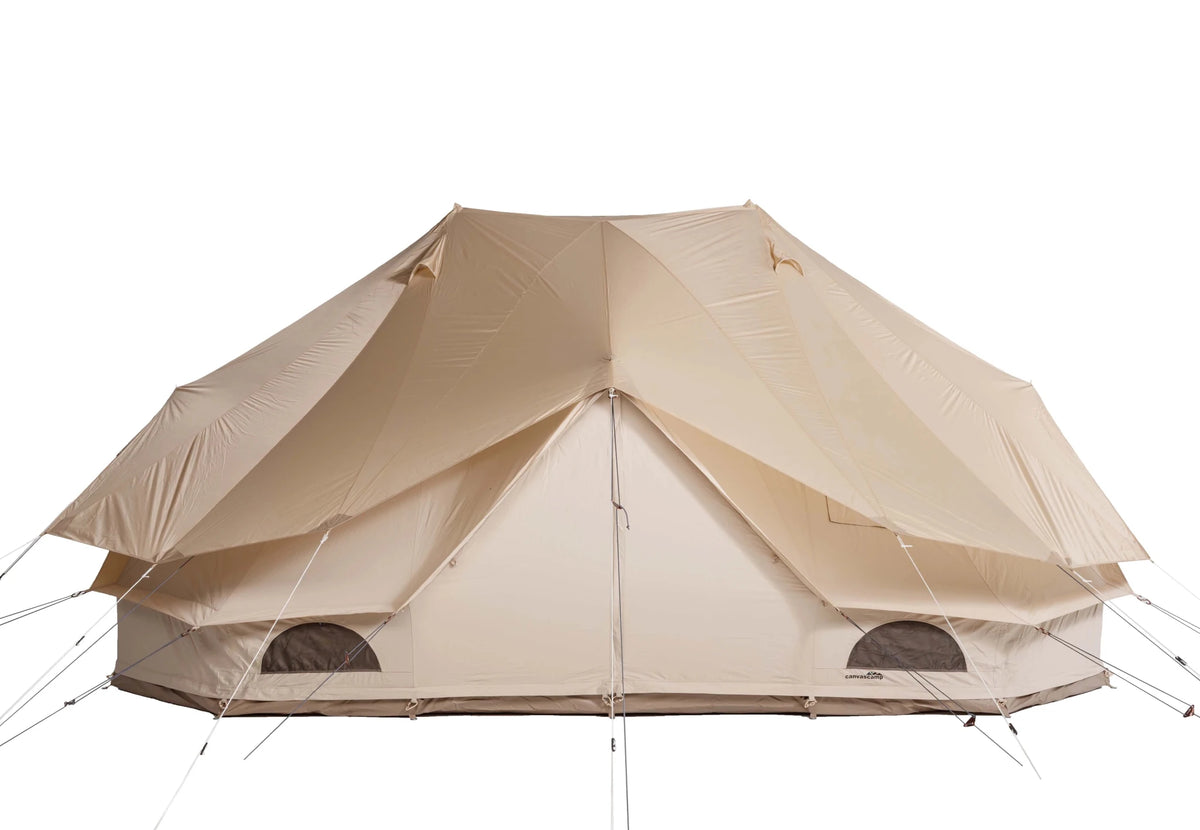 CanvasCamp Sibley Fly Nylon in Beige auf einem Doppel-Glockenzelt mit zwei Spitzen