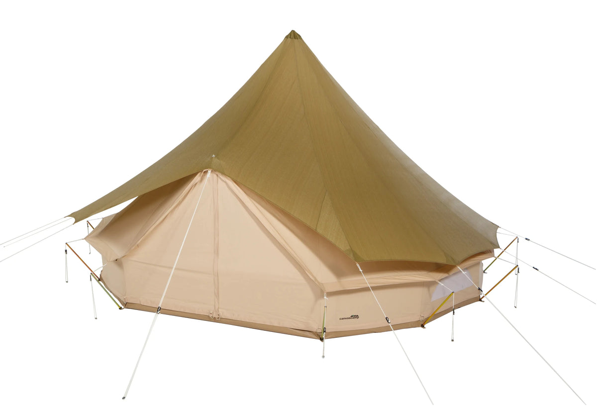 CanvasCamp Sibley Fly UV in Khaki auf einem Glockenzelt, schräg von vorne gesehen
