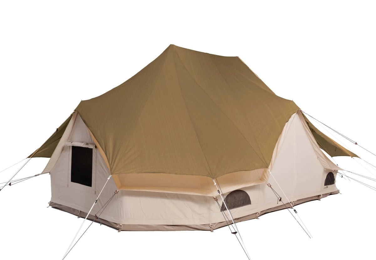 CanvasCamp Sibley Fly UV in Khaki auf einem Doppel-Glockenzelt, schräg von der Seite mit Fenster