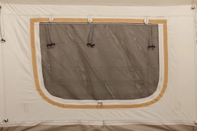 CanvasCamp Sibley Apex 520 Panorama Fenster mit Netz und beigem Rand in der Wand, von innen