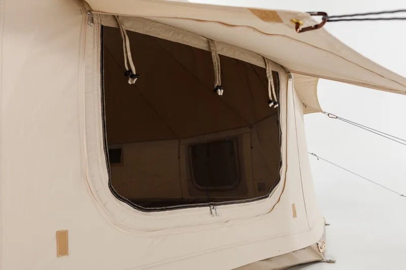 CanvasCamp Sibley Apex 520 Panorama Detail eines Netzfensters mit Schlaufen für die aufgerollte Klappe