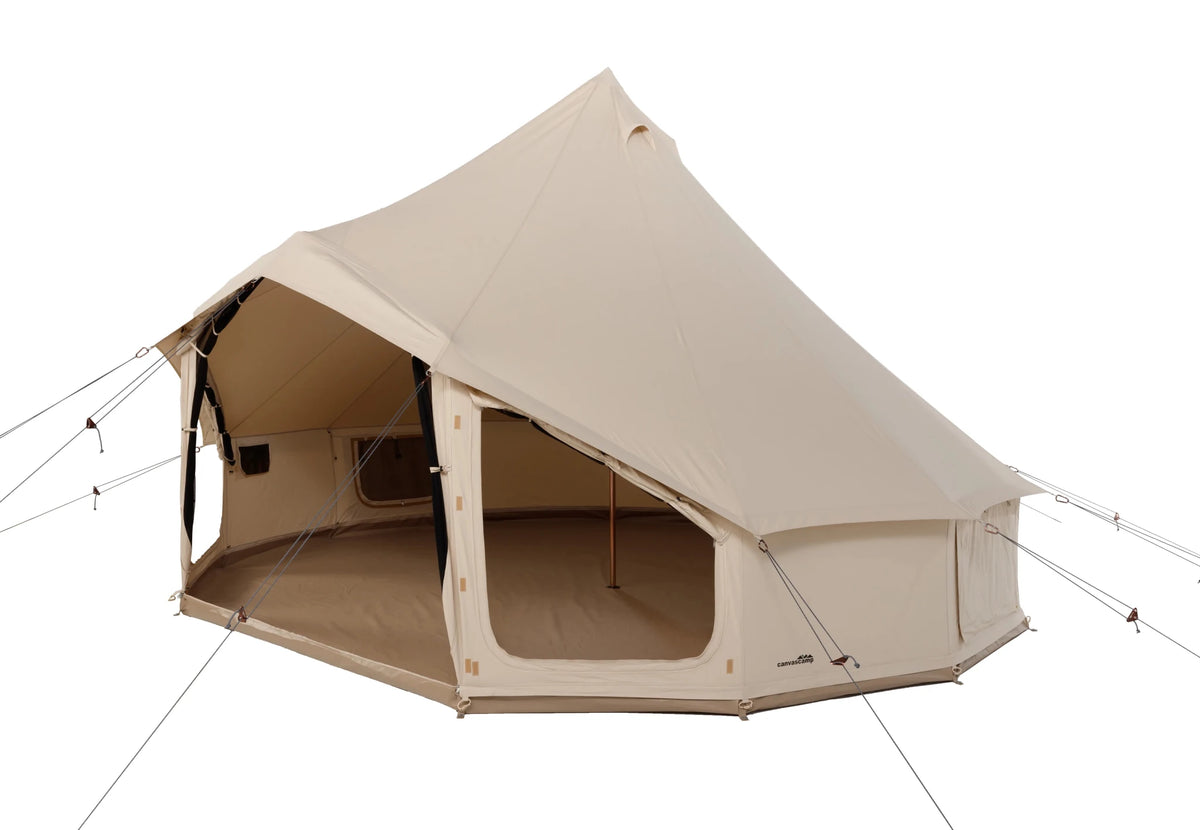 CanvasCamp Sibley Apex 520 Panorama schräg von vorne mit offenen Paneelen und Blick ins Innere
