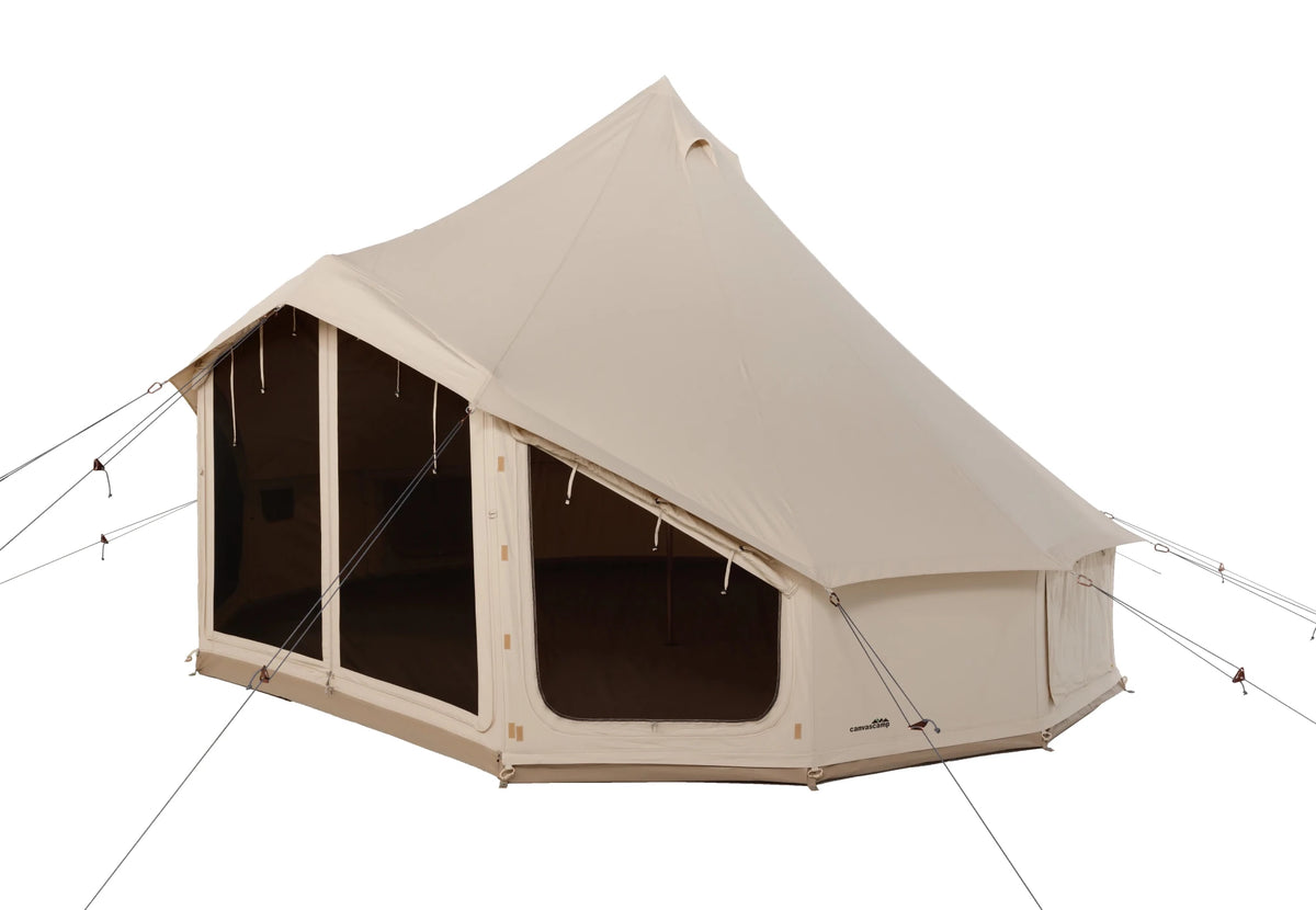 CanvasCamp Sibley Apex 520 Panorama schräg von vorne mit Netzfenstern in der Vorderwand