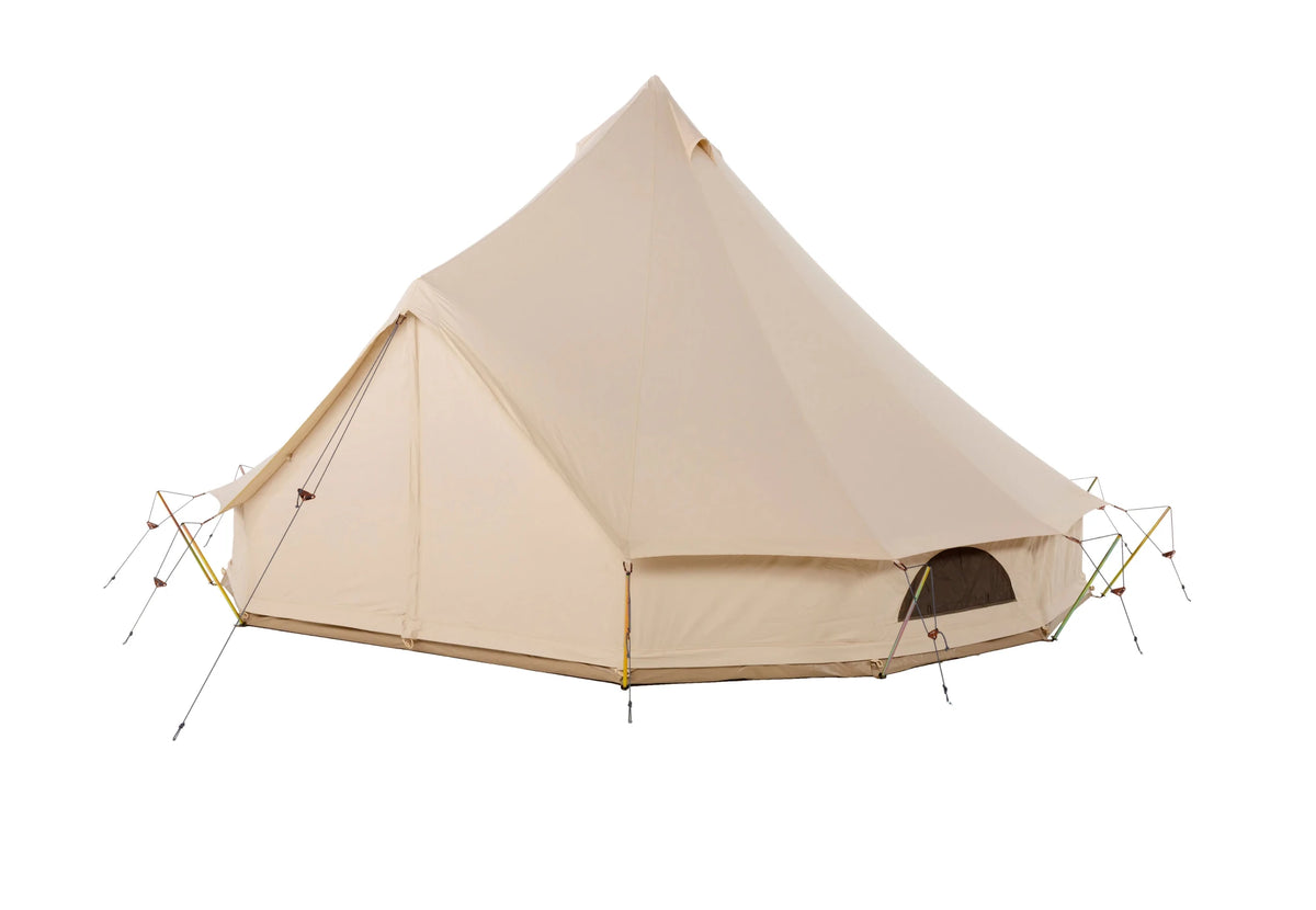 CanvasCamp Sibley Apex 450 schräg von hinten mit einem Fenster in der Seitenwand und Abspannleinen