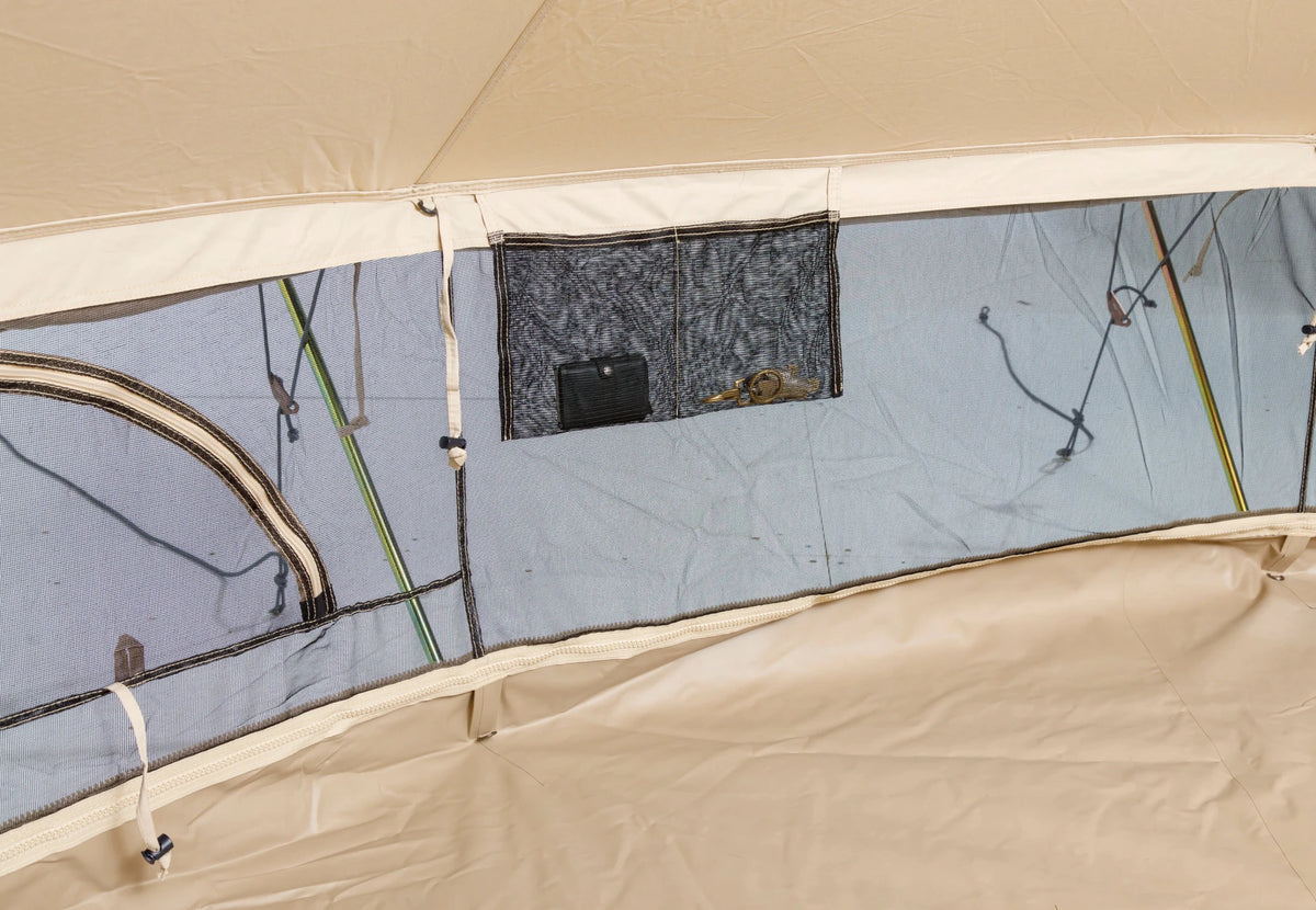 CanvasCamp Sibley Apex 500 Innenseite der Wand mit Netz und einem kleinen Staufach