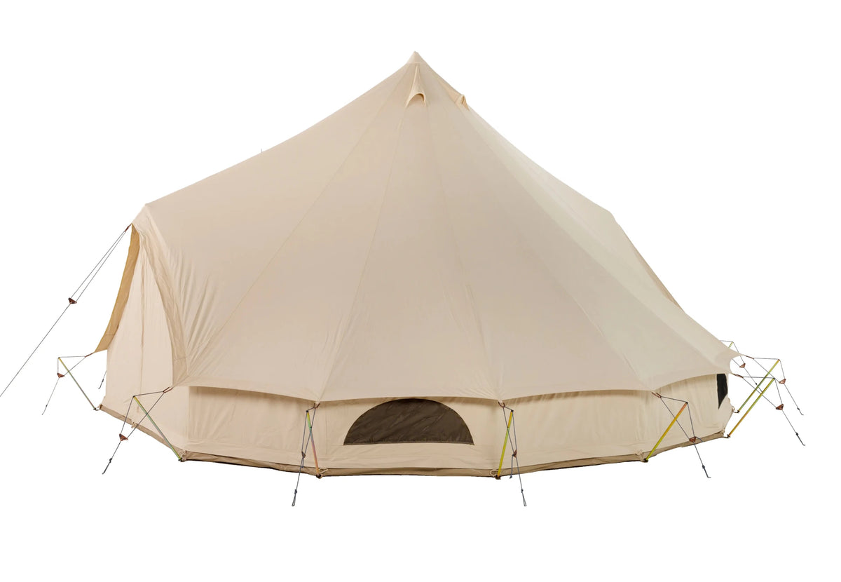 CanvasCamp Sibley Apex 600 DD, Seitenansicht mit einem Fenster in der Wand und einer Tür links