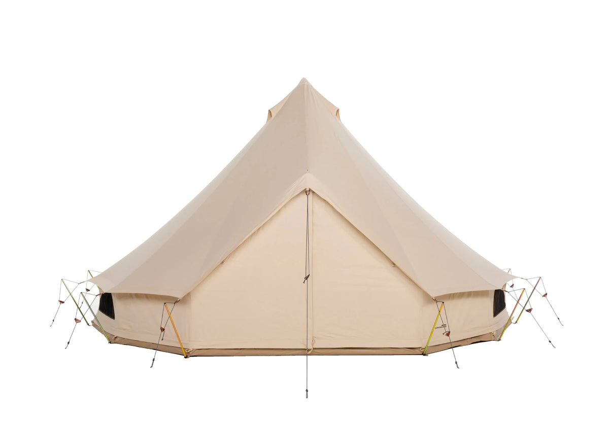 Sibley Apex 600 DD, beiges Glockenzelt mit geschlossener Tür und Abspannleinen, von vorne