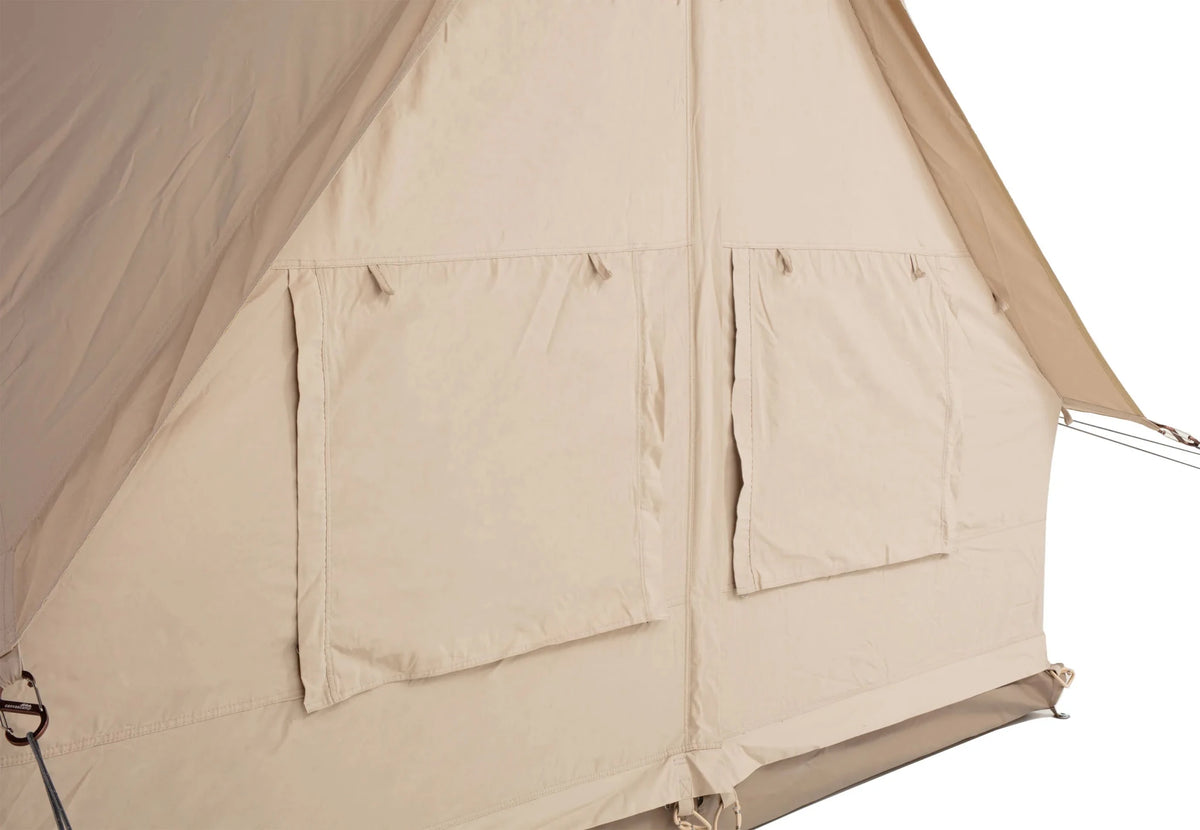 CanvasCamp Sibley Apex 600 Twin, Seitenwand mit zwei Fenstern hinter geschlossenen Canvas-Klappen