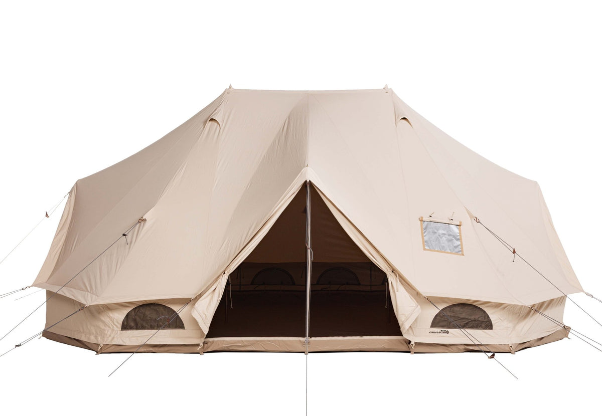 CanvasCamp Sibley Apex 600 Twin von vorne mit offener Tür und einem Fenster im Zeltstoff