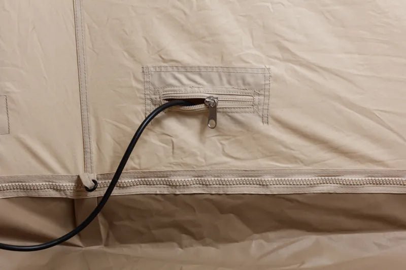 CanvasCamp Sibley Apex 620, Kabeldurchführung mit Reißverschluss und einem schwarzen Kabel durch den Zeltstoff