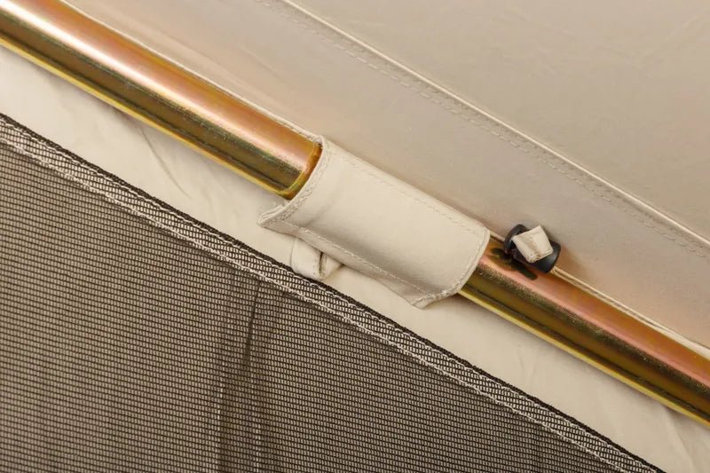 CanvasCamp Sibley Apex 620, Detail einer goldfarbenen Stange in einer Canvas-Schlaufe über dem Moskitonetz