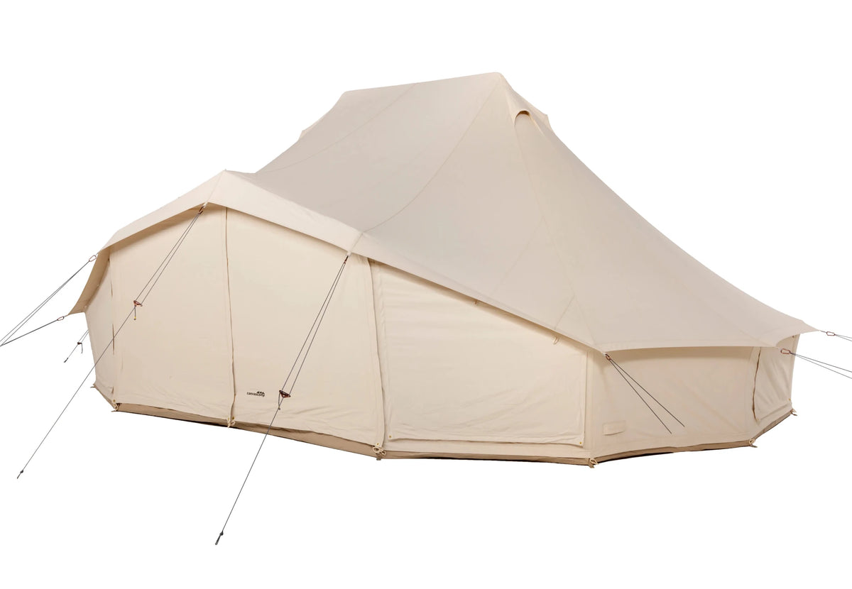 CanvasCamp Sibley Apex 720 Twin schräg von der Seite mit geschlossener Tür und Abspannleinen
