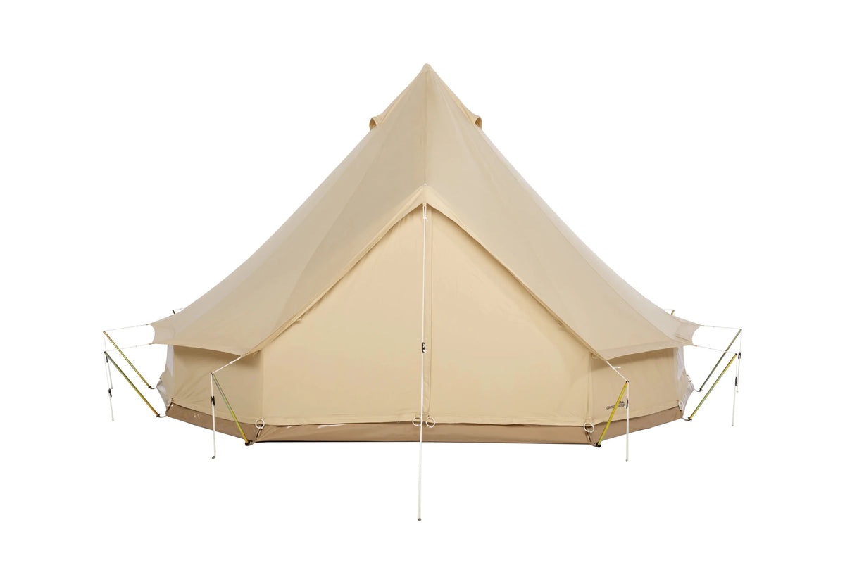 Sibley ProTech 400, Glockenzelt aus beigem Canvas, gerade von vorne mit geschlossener Tür und Abspannleinen