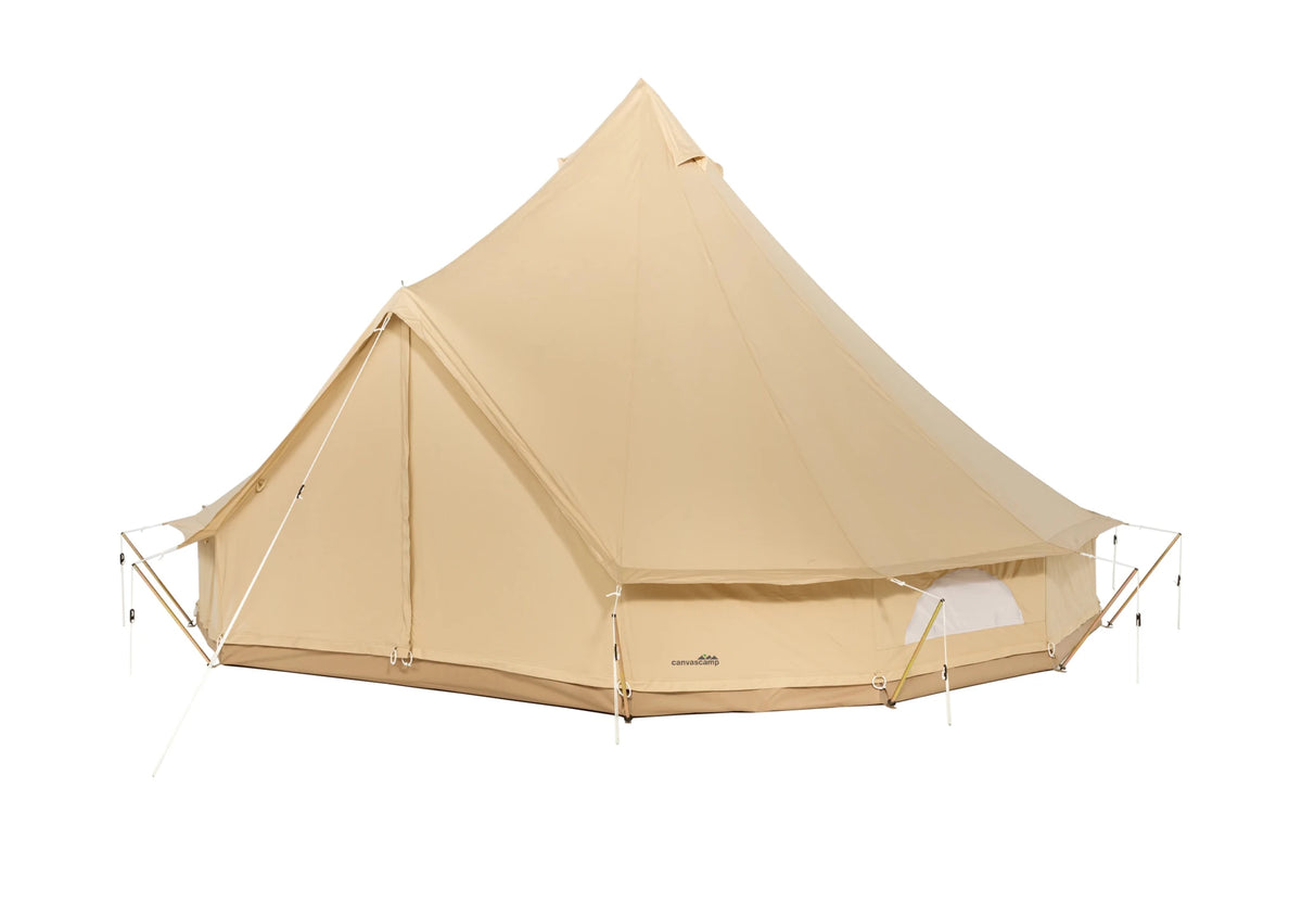 CanvasCamp Sibley ProTech 500 schräg von vorne mit kleinem Seitenfenster und geschlossener Tür