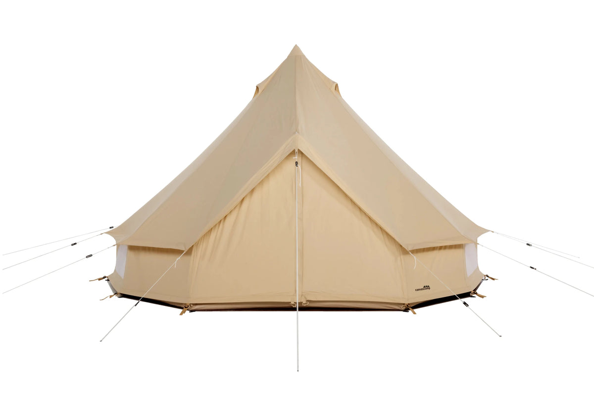 Sibley Traveller 600, Glockenzelt aus beigem Canvas mit geschlossener Tür und Abspannleinen, von vorne