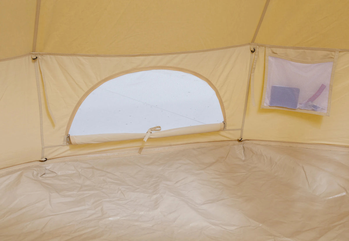 CanvasCamp Sibley Traveller 450 von innen mit einem halbrunden Fenster und einem Staufach