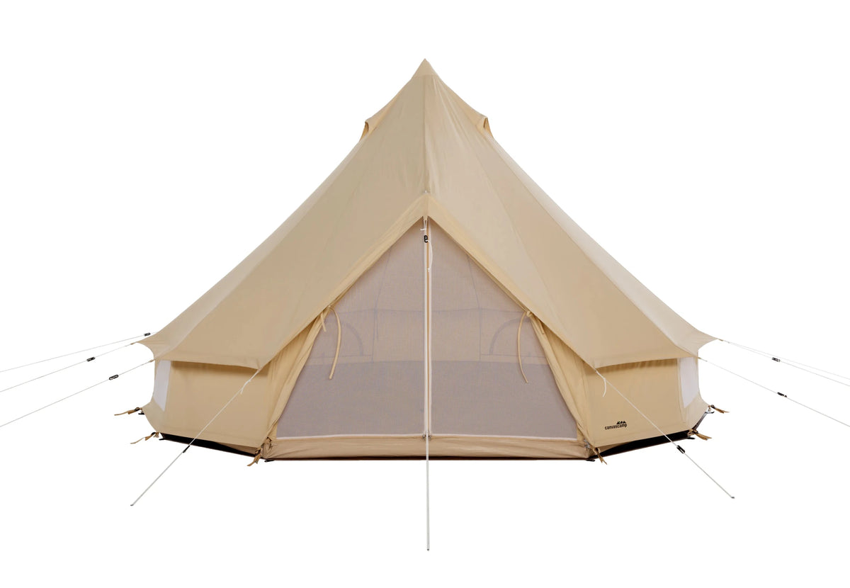 CanvasCamp Sibley Traveller 300 mit per Reißverschluss geöffneter Tür und geschlossener Netztür