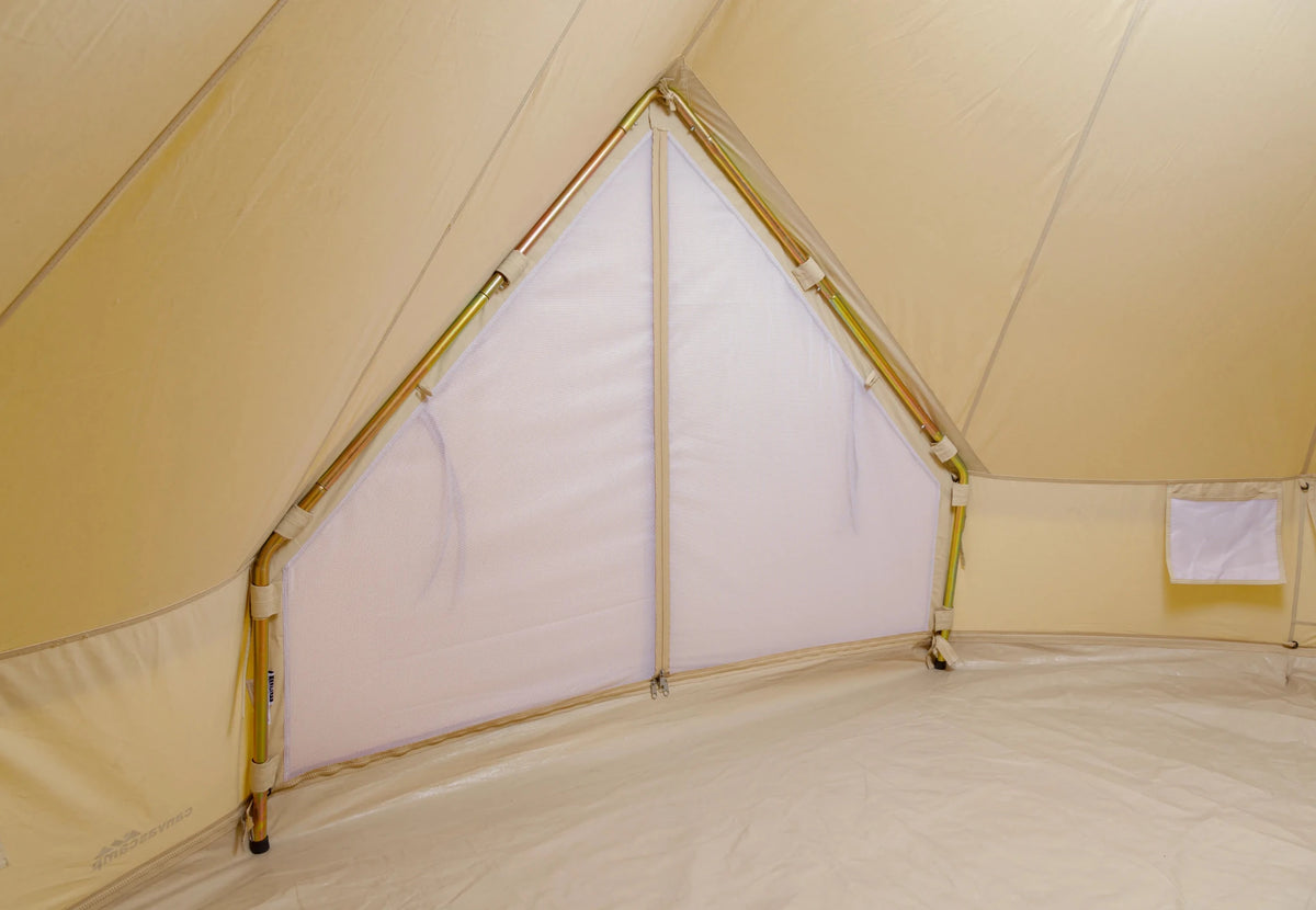 CanvasCamp Sibley Traveller 450 innen, Türöffnung mit A-Rahmen-Stangen und geschlossenem Netz