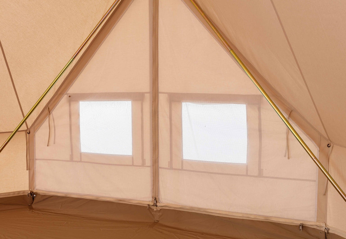 CanvasCamp Sibley Traveller 600 Twin von innen mit zwei Fenstern in der Wand unter dem Stangengerüst