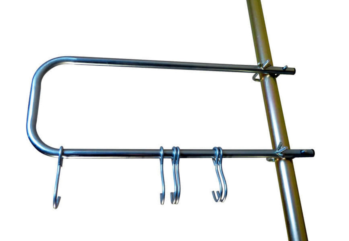 Camping Garderobe Stahl mit Haken, an einer Zeltstange aus Stahl festgeklemmt