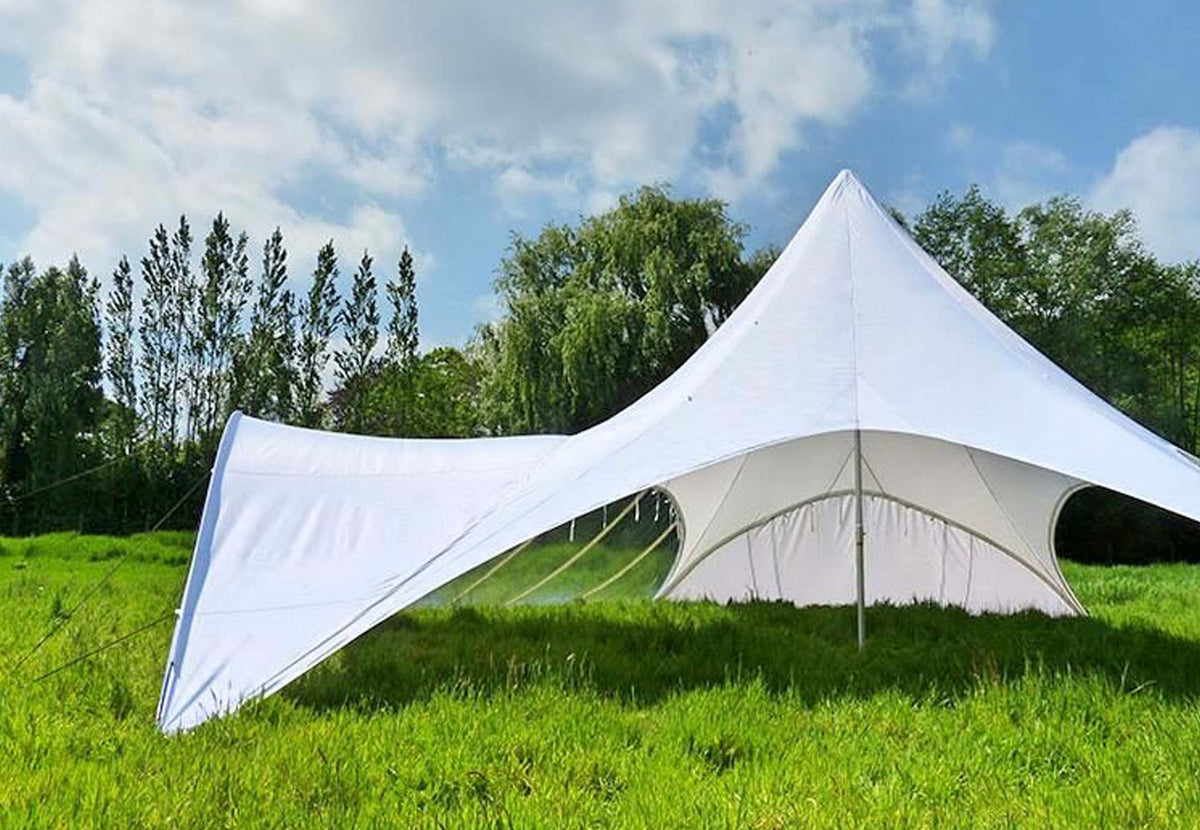 CanvasCamp StarShade Connector an einem weißen StarShade Zelt auf einer Wiese, Seitenansicht
