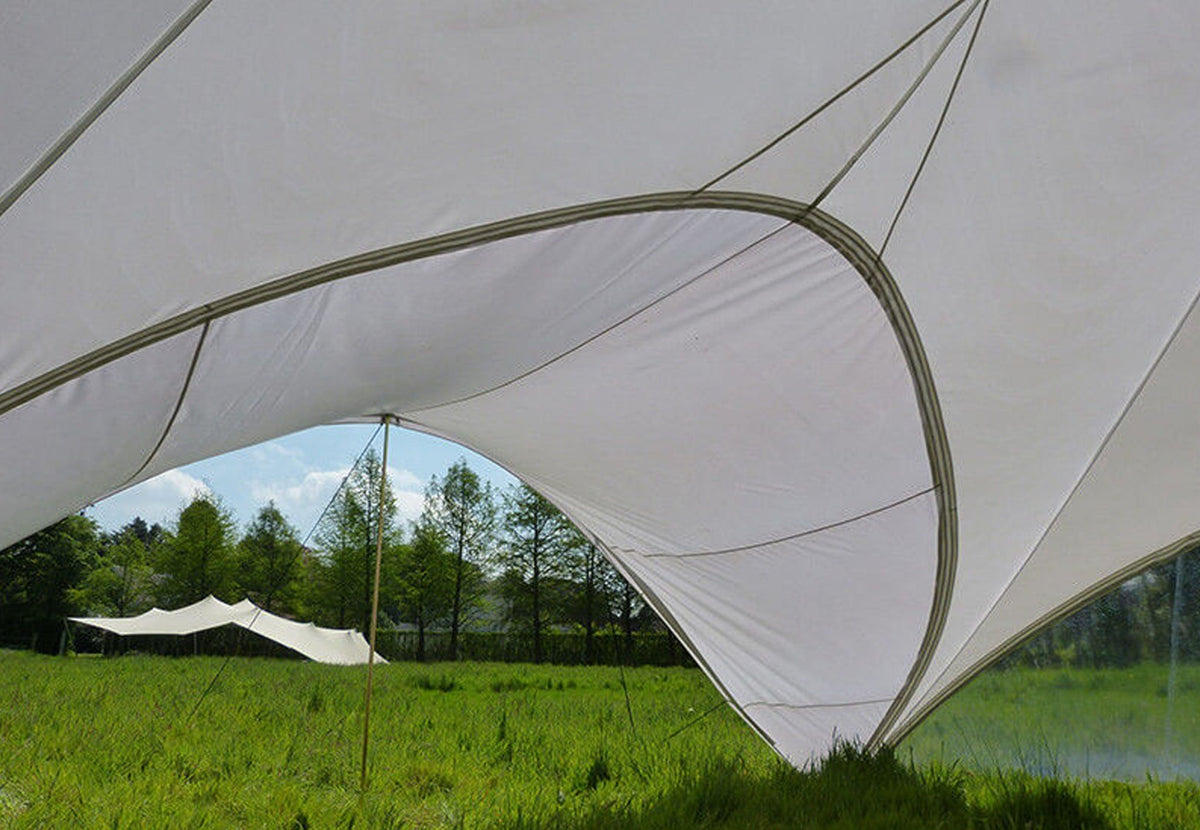 CanvasCamp StarShade Connector von unten gesehen, weißer Stoff mit geschwungenen Rändern